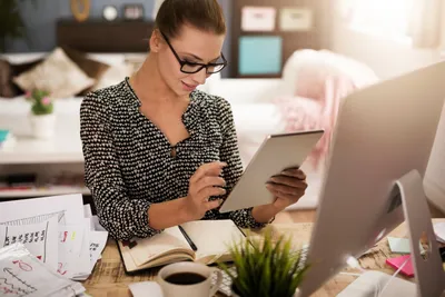 mujer freelancer viendo una factura