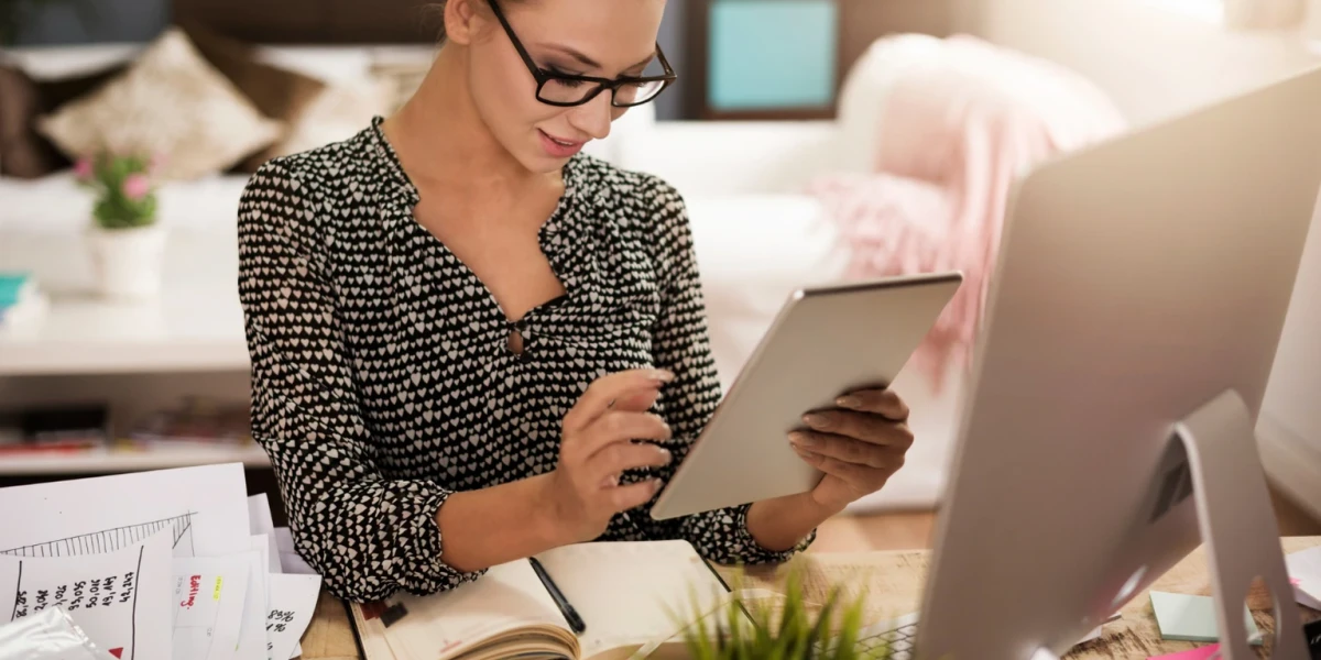 freelancer woman see invoice