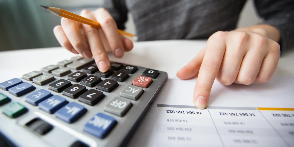 persona calculando estimados con calculadora
