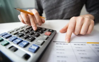 persona calculando estimados con calculadora